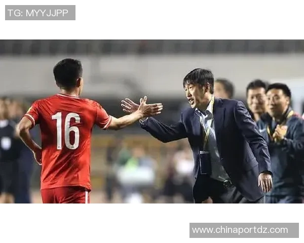 中国足球队在友谊赛中以七比二战胜老挝队展现强大实力